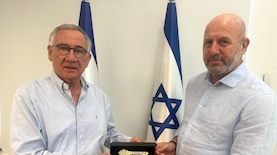 משה פדלון יחד עם השר, צילום: דוברות עיריית הרצליה